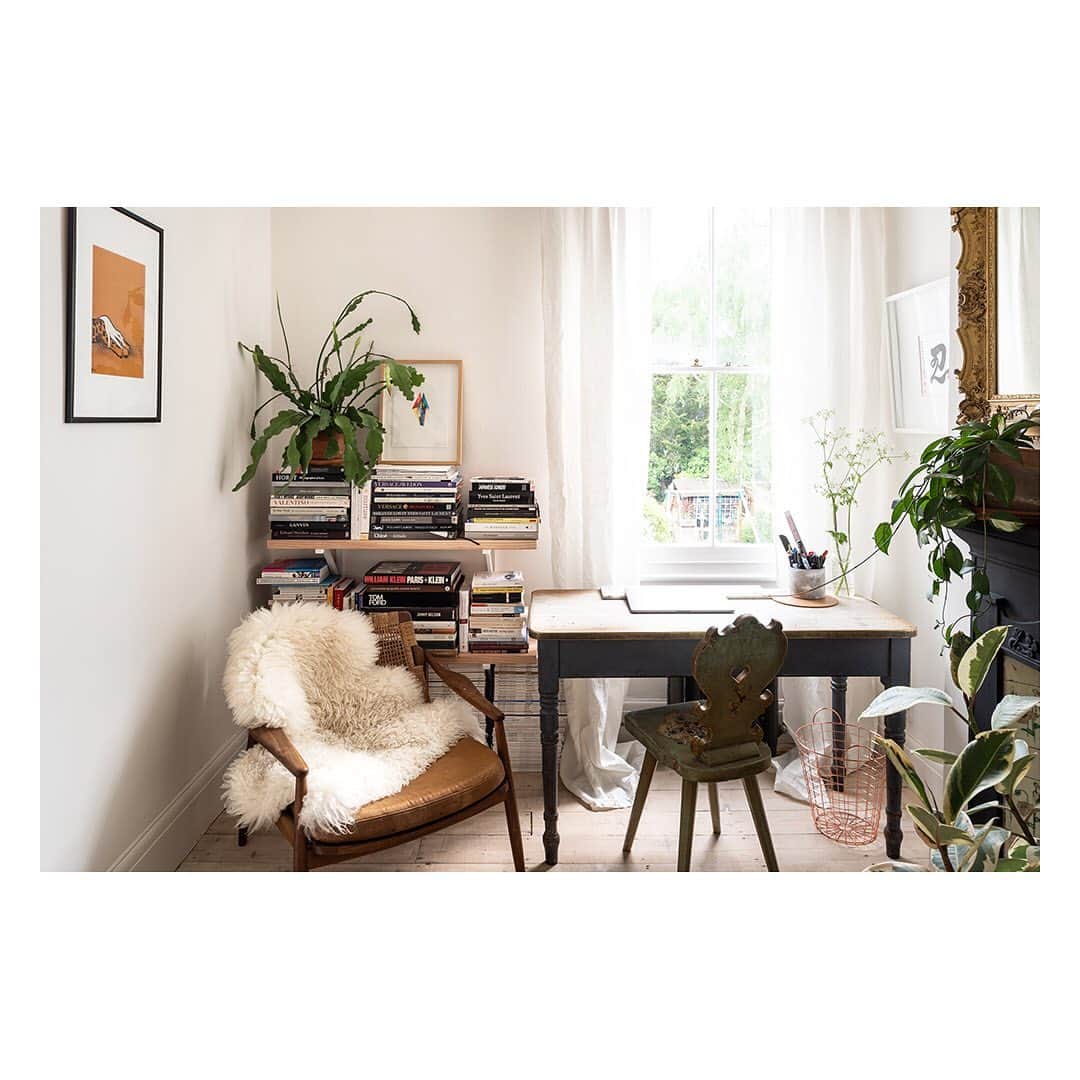 The Modern Houseさんのインスタグラム写真 - (The Modern HouseInstagram)「Wood Craft: an exceptional Arts & Craft home on Woodlands Avenue in east London. Follow the link in our bio to see more.  #eastlondon #interiors #sundaystyle #artsandcraft」5月19日 18時13分 - themodernhouse