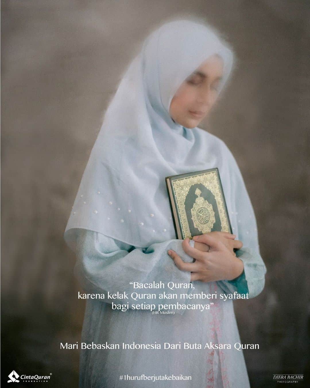 Shireen Sungkarさんのインスタグラム写真 - (Shireen SungkarInstagram)「Sedih sekali sekitar 100 juta  muslim di indonesia tidak bisa baca Alquran.(Data Susenas BPS tahun 2018) Bagaimana mereka mau mengamalkan jika tidak bisa membacanya?  Karena itu saya dan @cqfoundationid mengajak kamu untuk #ikutbesar dan memberi dukungan dengan berdonasi untuk gerakan #IndonesiaCintaQuran . rekening :⁣ - BNI Syariah 588 599 577 3 ⁣ - BCA 0953 650 123 ⁣ - Mandiri 133 001 424 083 2 ⁣ - CIMB Niaga Syariah 8 60006 911 300 - Muamalat 121 008 556 2 (a.n. Yayasan Cinta Quran Global)⁣ *Sertakan kode unik 99 di 2 digit akhir nominal transfer anda untuk memudahkan pendataan. (Misal Rp 100.099) ⁣ Donasi yang terkumpul akan disalurkan ke program @ibbqid yang telah membebaskan puluhan ribu buta aksara Quran se Indonesia.  Bulan Ramadhan, Bulan Alquran saat yang paling tepat kita bebaskan Indonesia dari Buta Aksara Quran. Setiap huruf yang mereka baca,Alirkan pahala abadi untuk kita selamanya!  Segera jangan Tunda!  Saya #ikutBESAR Kamu mau ikut jg?  Yuk berikan sedekah terbaikmu!  #1HurufBerjutaKebaikan #butaquran #muslimfact #indonesia #cintaquran @jannah_ourgoal」5月19日 18時09分 - shireensungkar