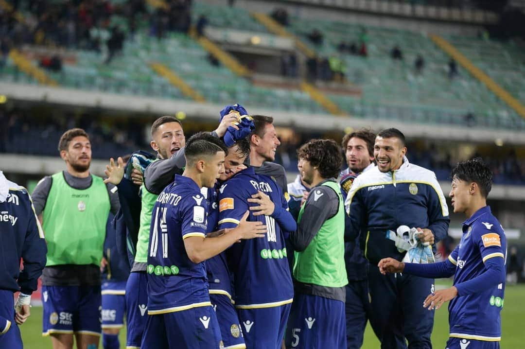 ルカ・マッローネさんのインスタグラム写真 - (ルカ・マッローネInstagram)「Una vittoria di orgoglio e di rabbia in una cornice fantastica. Avanti con il cuore, fino alla meta. Forza ragazzi 💛💙 #TifiamoHellas #DaiVerona」5月19日 18時13分 - marrone39