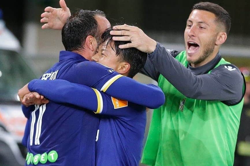 ルカ・マッローネのインスタグラム：「Una vittoria di orgoglio e di rabbia in una cornice fantastica. Avanti con il cuore, fino alla meta. Forza ragazzi 💛💙 #TifiamoHellas #DaiVerona」