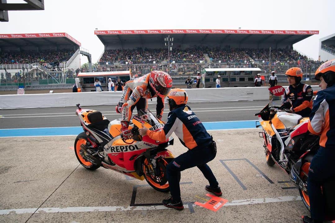 レプソル・ホンダのインスタグラム：「#FrenchGP Warm Up ✅ ❄️ ⠀⠀⠀⠀⠀⠀⠀⠀⠀ @marcmarquez93 🅿️2️⃣ #MM93🐜 ⠀⠀⠀⠀⠀⠀⠀⠀⠀ @jorgelorenzo99 🅿️1️⃣4️⃣ #JL99😈 ⠀⠀⠀⠀⠀⠀⠀⠀⠀ #25RepsolHonda #Repsol #MotoGP #Honda #Racing #RepsolHonda #HRC #RC213V #MM93 #JL99 #MarcMarquez #JorgeLorenzo #ThePowerOfDreams #Motorcycle #France #LeMans #WarmUp #Cold #Rain #Maybe 🇫🇷」