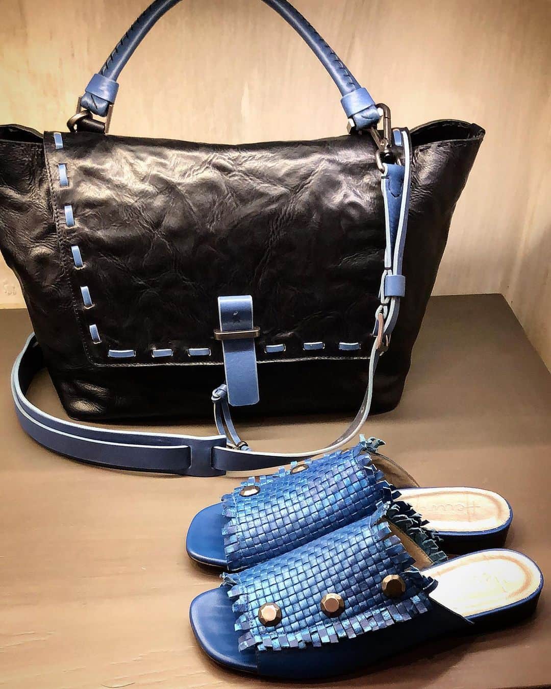 エンリーベグリンのインスタグラム：「Casual style handmade by Henry Beguelin 👐🏼 #henrybeguelin#vegtannedleather#bag#slippers#inchiostro#garda#colors#」