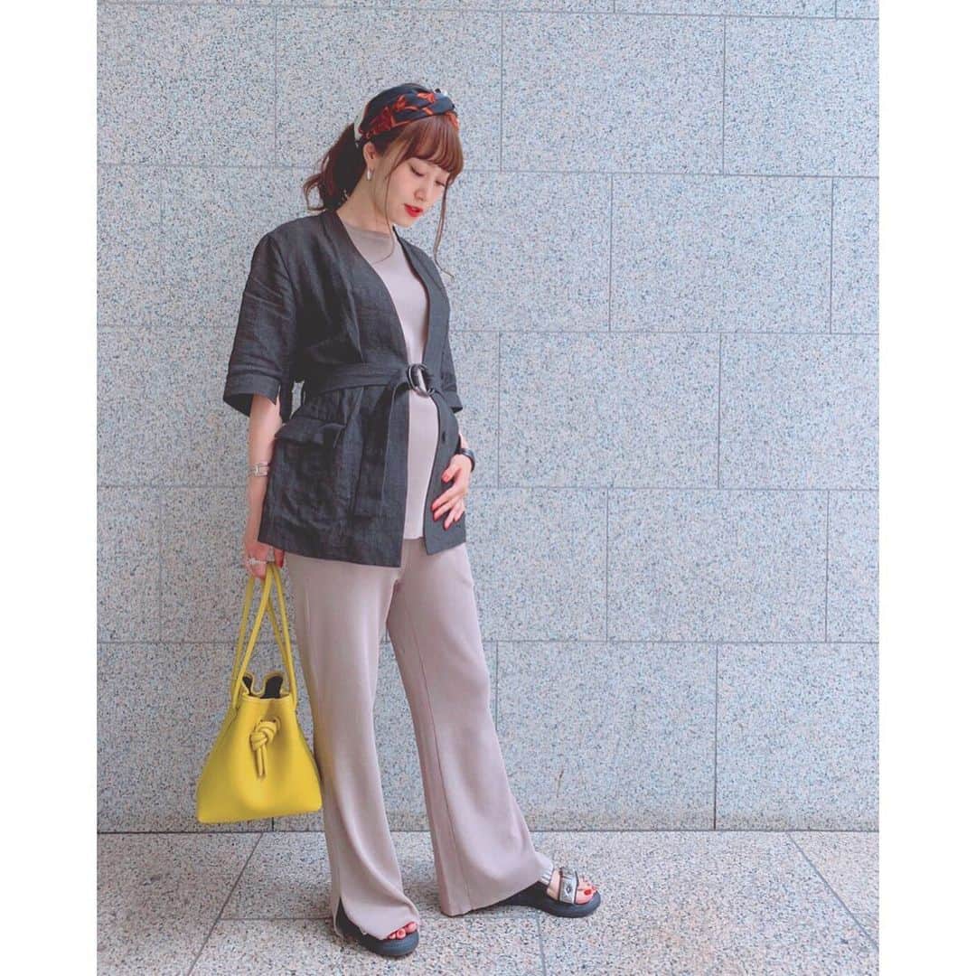 のインスタグラム：「マタニティ服、授乳服ブランドの @chocoa_official さんのサマーニットのセットアップを頂きました❤︎ とても上品で高級感のある落ち着いたベージュがおしゃれでお気に入り✨ トップスはサイドファスナーついてて授乳時期にもとても便利🤰 シンプルだからスカーフや小物や差し色で遊べるね‼︎ それにしてもお腹がポンポコリン🤗 #CHOCOA #マタニティ #マタニティコーデ #マタニティーコーデ  #スカーフアレンジ  #ベビしょこりん  #令和ベイビー  #マタニティーライフ  #妊婦  #妊婦生活 #妊婦コーデ #ぷんにー  #ぷんにーコーデ #プレママ #プレママさんと繋がりたい」