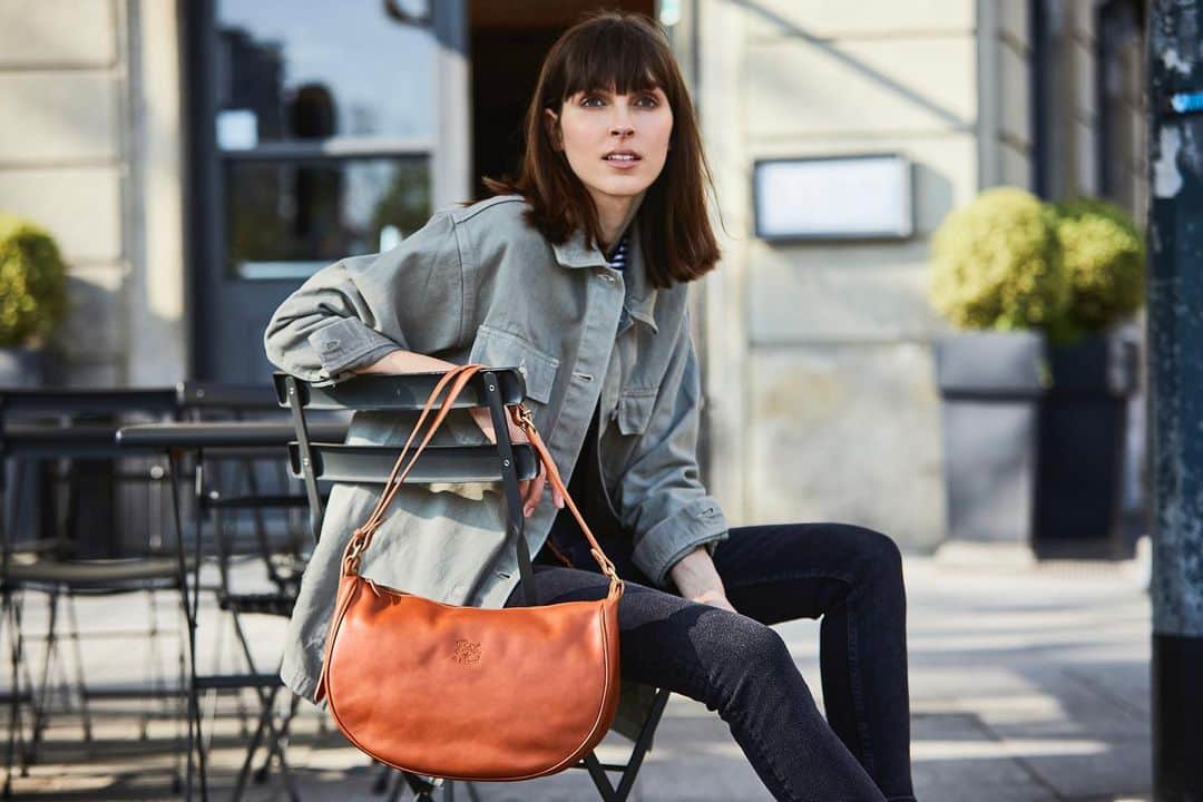 のインスタグラム：「Warm the day with a touch of caramel! ☆ #IL BISONTE」