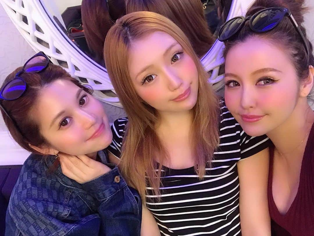 Yuriyaさんのインスタグラム写真 - (YuriyaInstagram)「オフの日３人で会う時、メイクしてる事かなり珍しいから写真撮りまくる😆✨笑  大事な撮影前は @tokyo_hills_clinic さんに駆け込みます⭐️ 今回もレザートーニングと美肌トリートメントのスペシャルコースを受けました❣️ 相談するだけでも、あらゆる問題や悩みに、自分が思った施術が合ってない時ややらなくていい事、やった方がいい所もハッキリ伝えてくれるので、悩みがある方は是非行ってみてね😋💕 あとお値段がかなりリーズナブルですのでメニューを見てみて下さい⭐️ .  #おすすめクリニック #東京ヒルズクリニック #tokyohillsclinic #美容 #美容大好き #美肌 #ピーリング #エステ #クリニック #スキンケア #アンチエイジング #脱毛 #痩身 #beauty #japanesebeautyclinic #bodycare#美容情報」5月19日 18時17分 - yuriya_michelle