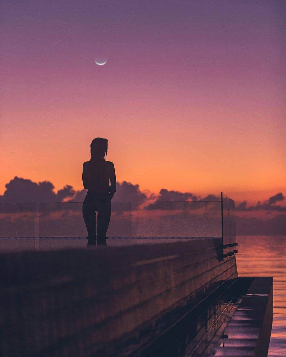 Discover Earthさんのインスタグラム写真 - (Discover EarthInstagram)「“Twilight fell: The sky turned to a light, dusky purple littered with tiny silver stars.” J.K. Rowling  How incredible are the colors from this sunset in the Maldives ? Who would you want to be there with ? 🌄🇲🇻 — 📍#DiscoverMaldives — 📸 Photos by @rpnickson」5月19日 18時30分 - discoverearth