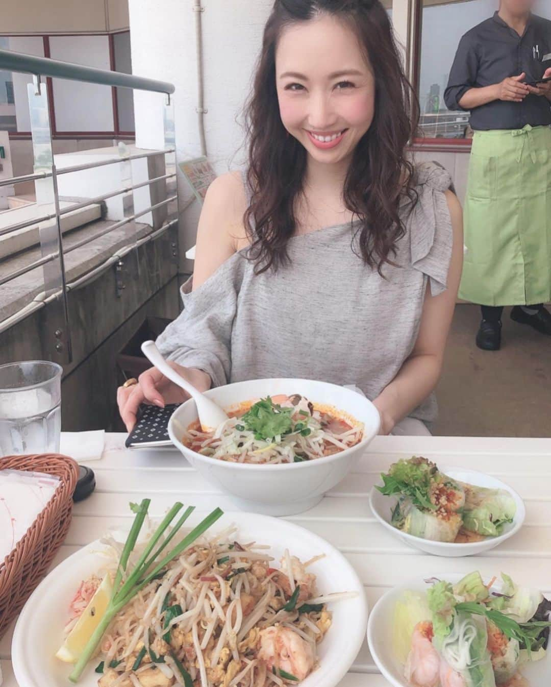 崎本ゆかりさんのインスタグラム写真 - (崎本ゆかりInstagram)「⍣ 綺麗でカッコイイお姉さんとランチ❤︎ やたら嬉しそうだな、私www ユン、おかえり！お土産もありがとう！！！ . . #lunch#thaifood#beer#happy#beautifulgirl#friends#models#hadfun#latergram#odaiba#tokyo#memories  #ランチ#タイ料理#お台場#昼ビール#友達#おかえり#1ヶ月ぶり#🍻#🍜#🙏🏻」5月19日 18時29分 - yukariiiin5