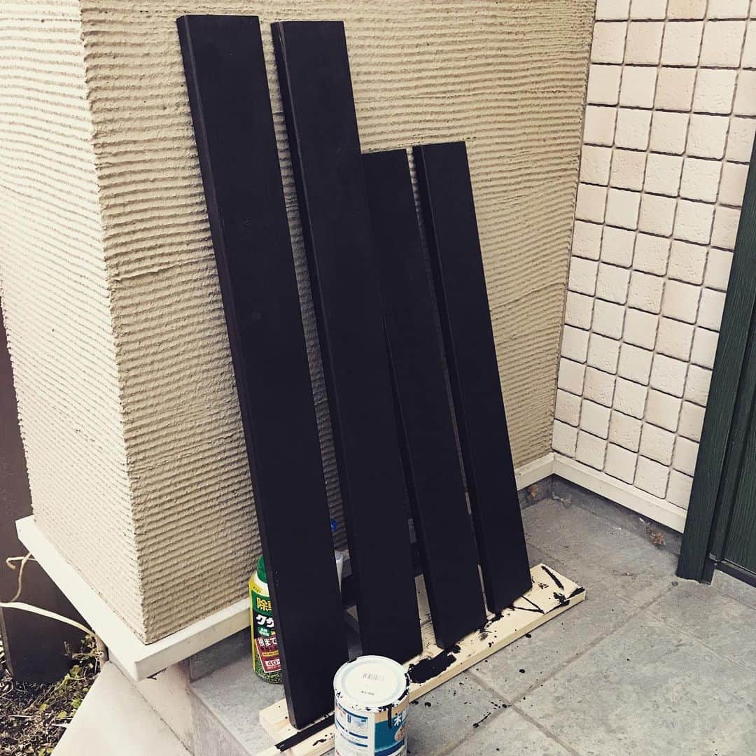 小森高博さんのインスタグラム写真 - (小森高博Instagram)「木 切って塗り塗り。日曜大工っぽい。」5月19日 18時38分 - komo_tan