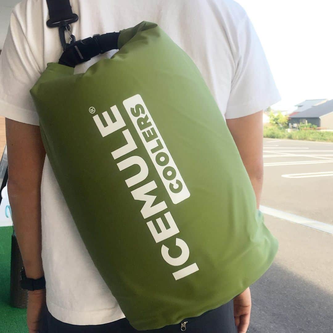 SUNDAY MOUNTAINさんのインスタグラム写真 - (SUNDAY MOUNTAINInstagram)「* 【アイスミュールよりクラシッククーラーが入荷です！】 * 肩にかける事ができるので、両手が空いてすごく便利で、ショルダーは取外しも可能です。 * エントランスはロールタイプ式になっているので、中身を固定すると同時に雨などの侵入も防ぎます。 * 内、外の生地とフォームの間に空気が入って断熱し冷気も暖気も伝わりにくい構造です。 * 濡れたまま収納しても乾きやすいメッシュ地のスタッフサックも付いています。 * ◾︎サイズ : ミニ、S、M ◾︎カラー : ブルー、ブレーズオレンジ、オリーブグリーン ◾︎素材 : ビニール、ナイロン ◾︎価格 : 9L（ミニ）¥6,500+tax、10L（S）¥7,200＋tax、15L （M）¥8,600+tax * ※写真はMサイズを着用。 これからの季節、かなり使えると思いますよ〜。 * * * SUNDAY MOUNTAIN ■ 本店 福井県坂井市春江町針原20-1-1 11:00～19:00(水曜定休) TEL 0776-63-6589 ■ BASE CAMP店 福井県坂井市春江町針原21-49-7 K.TENANT-B 11:00～19:00(火,水曜定休) TEL 0776-97-8848 ■オンラインショップ http://campanela.jp/webshop.html * * #sundaymountain #camp #hiking #trekking #サンデーマウンテン #アウトドア #アウトドアショップ #アウトドアファッション #キャンプ #キャンプギア #ハイキング #トレッキング #登山 #山道具 #ICEMULE #アイスミュール #クラシッククーラー #クーラーバッグ」5月19日 18時39分 - sundaymountain