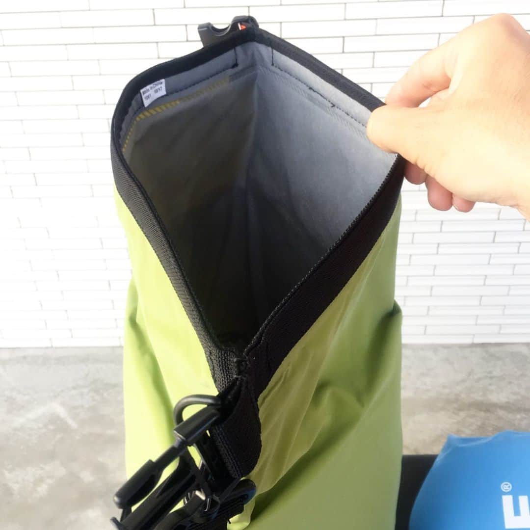 SUNDAY MOUNTAINさんのインスタグラム写真 - (SUNDAY MOUNTAINInstagram)「* 【アイスミュールよりクラシッククーラーが入荷です！】 * 肩にかける事ができるので、両手が空いてすごく便利で、ショルダーは取外しも可能です。 * エントランスはロールタイプ式になっているので、中身を固定すると同時に雨などの侵入も防ぎます。 * 内、外の生地とフォームの間に空気が入って断熱し冷気も暖気も伝わりにくい構造です。 * 濡れたまま収納しても乾きやすいメッシュ地のスタッフサックも付いています。 * ◾︎サイズ : ミニ、S、M ◾︎カラー : ブルー、ブレーズオレンジ、オリーブグリーン ◾︎素材 : ビニール、ナイロン ◾︎価格 : 9L（ミニ）¥6,500+tax、10L（S）¥7,200＋tax、15L （M）¥8,600+tax * ※写真はMサイズを着用。 これからの季節、かなり使えると思いますよ〜。 * * * SUNDAY MOUNTAIN ■ 本店 福井県坂井市春江町針原20-1-1 11:00～19:00(水曜定休) TEL 0776-63-6589 ■ BASE CAMP店 福井県坂井市春江町針原21-49-7 K.TENANT-B 11:00～19:00(火,水曜定休) TEL 0776-97-8848 ■オンラインショップ http://campanela.jp/webshop.html * * #sundaymountain #camp #hiking #trekking #サンデーマウンテン #アウトドア #アウトドアショップ #アウトドアファッション #キャンプ #キャンプギア #ハイキング #トレッキング #登山 #山道具 #ICEMULE #アイスミュール #クラシッククーラー #クーラーバッグ」5月19日 18時39分 - sundaymountain