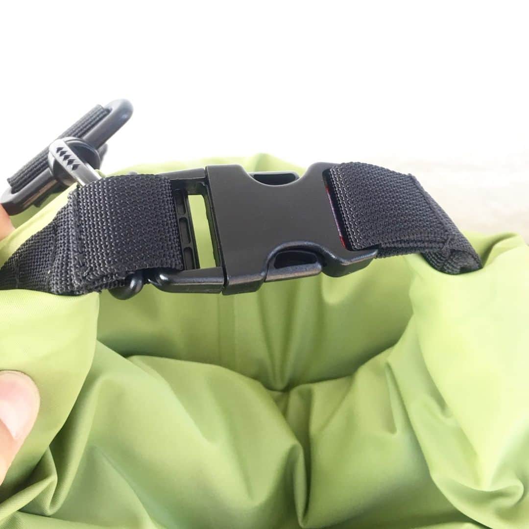 SUNDAY MOUNTAINさんのインスタグラム写真 - (SUNDAY MOUNTAINInstagram)「* 【アイスミュールよりクラシッククーラーが入荷です！】 * 肩にかける事ができるので、両手が空いてすごく便利で、ショルダーは取外しも可能です。 * エントランスはロールタイプ式になっているので、中身を固定すると同時に雨などの侵入も防ぎます。 * 内、外の生地とフォームの間に空気が入って断熱し冷気も暖気も伝わりにくい構造です。 * 濡れたまま収納しても乾きやすいメッシュ地のスタッフサックも付いています。 * ◾︎サイズ : ミニ、S、M ◾︎カラー : ブルー、ブレーズオレンジ、オリーブグリーン ◾︎素材 : ビニール、ナイロン ◾︎価格 : 9L（ミニ）¥6,500+tax、10L（S）¥7,200＋tax、15L （M）¥8,600+tax * ※写真はMサイズを着用。 これからの季節、かなり使えると思いますよ〜。 * * * SUNDAY MOUNTAIN ■ 本店 福井県坂井市春江町針原20-1-1 11:00～19:00(水曜定休) TEL 0776-63-6589 ■ BASE CAMP店 福井県坂井市春江町針原21-49-7 K.TENANT-B 11:00～19:00(火,水曜定休) TEL 0776-97-8848 ■オンラインショップ http://campanela.jp/webshop.html * * #sundaymountain #camp #hiking #trekking #サンデーマウンテン #アウトドア #アウトドアショップ #アウトドアファッション #キャンプ #キャンプギア #ハイキング #トレッキング #登山 #山道具 #ICEMULE #アイスミュール #クラシッククーラー #クーラーバッグ」5月19日 18時39分 - sundaymountain