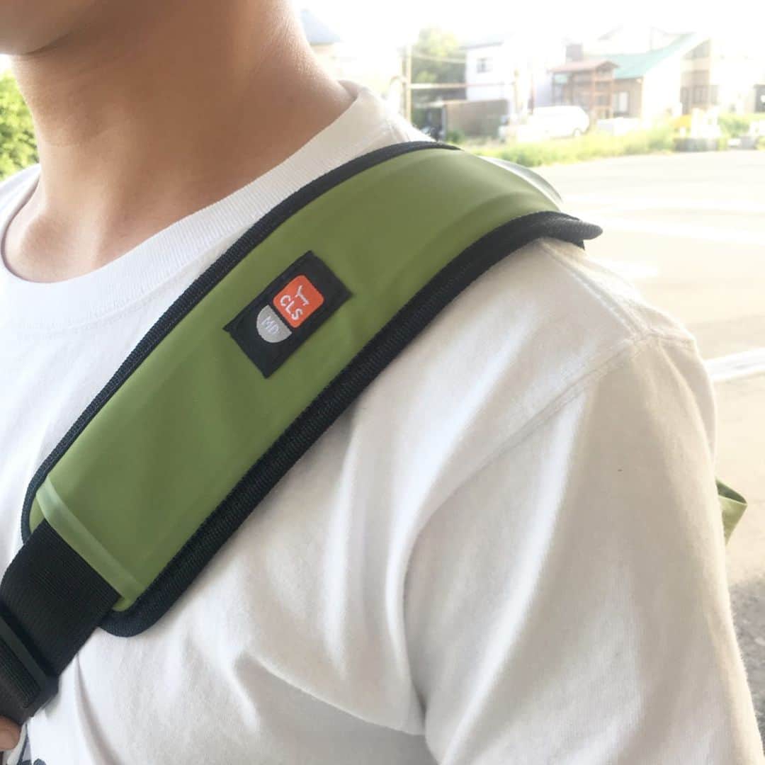 SUNDAY MOUNTAINさんのインスタグラム写真 - (SUNDAY MOUNTAINInstagram)「* 【アイスミュールよりクラシッククーラーが入荷です！】 * 肩にかける事ができるので、両手が空いてすごく便利で、ショルダーは取外しも可能です。 * エントランスはロールタイプ式になっているので、中身を固定すると同時に雨などの侵入も防ぎます。 * 内、外の生地とフォームの間に空気が入って断熱し冷気も暖気も伝わりにくい構造です。 * 濡れたまま収納しても乾きやすいメッシュ地のスタッフサックも付いています。 * ◾︎サイズ : ミニ、S、M ◾︎カラー : ブルー、ブレーズオレンジ、オリーブグリーン ◾︎素材 : ビニール、ナイロン ◾︎価格 : 9L（ミニ）¥6,500+tax、10L（S）¥7,200＋tax、15L （M）¥8,600+tax * ※写真はMサイズを着用。 これからの季節、かなり使えると思いますよ〜。 * * * SUNDAY MOUNTAIN ■ 本店 福井県坂井市春江町針原20-1-1 11:00～19:00(水曜定休) TEL 0776-63-6589 ■ BASE CAMP店 福井県坂井市春江町針原21-49-7 K.TENANT-B 11:00～19:00(火,水曜定休) TEL 0776-97-8848 ■オンラインショップ http://campanela.jp/webshop.html * * #sundaymountain #camp #hiking #trekking #サンデーマウンテン #アウトドア #アウトドアショップ #アウトドアファッション #キャンプ #キャンプギア #ハイキング #トレッキング #登山 #山道具 #ICEMULE #アイスミュール #クラシッククーラー #クーラーバッグ」5月19日 18時39分 - sundaymountain