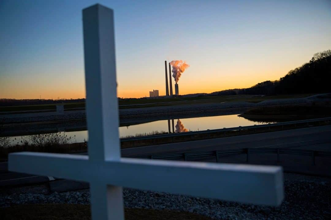 ナショナルジオグラフィックさんのインスタグラム写真 - (ナショナルジオグラフィックInstagram)「Photo by Maddie McGarvey @maddiemcgarvey | When a dike on a coal ash pond ruptured at the Kingston Fossil Plant in Kingston, Tennessee, in December 2008, it spilled far more toxic ash than Deepwater Horizon spilled oil. Workers who cleaned up the huge spill in Tennessee are still suffering—and dying. More than 900 workers cleaned up the coal ash spill at the Kingston plant, which is operated by the Tennessee Valley Authority; more than 200 have sued Jacobs Engineering, the cleanup contractor.  Thirty-six workers have died from brain cancer, lung cancer, leukemia, and other diseases. Sixty-three years after it opened, ten years after the disastrous spill, the Kingston Fossil Plant is still burning 14,000 tons of coal a day—and producing about 1,400 tons of coal ash. A wooden cross at the site of the Kingston spill honors the cleanup workers.  Photographed recently on assignment for @natgeo. For more photos from this story, follow me @maddiemcgarvey.」5月19日 18時34分 - natgeo