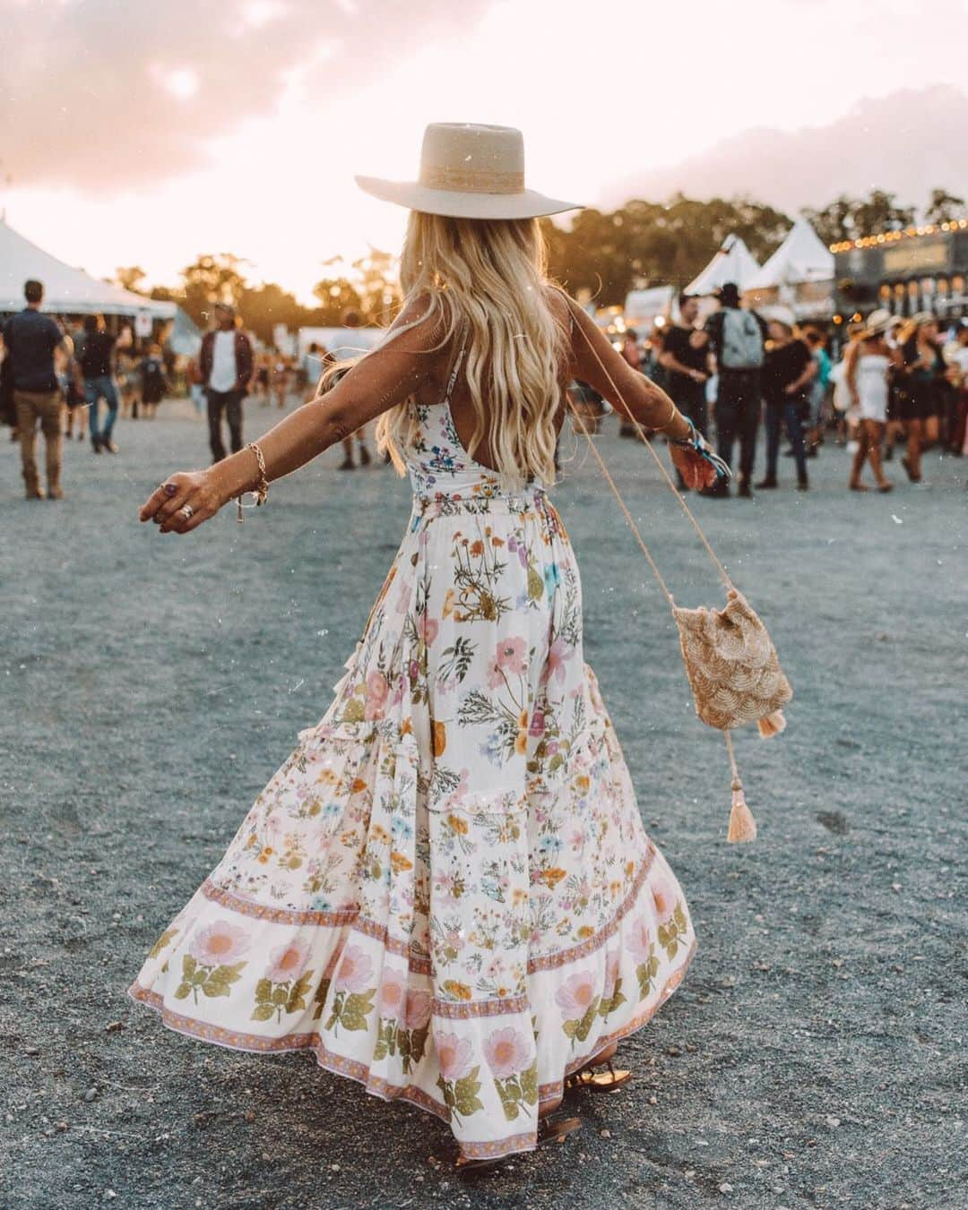 SPELLさんのインスタグラム写真 - (SPELLInstagram)「Beauty @gypsylovinlight twirling in our new fave combo ~ Posy + Wild Bloom 💕🌸✨」5月19日 18時45分 - spell