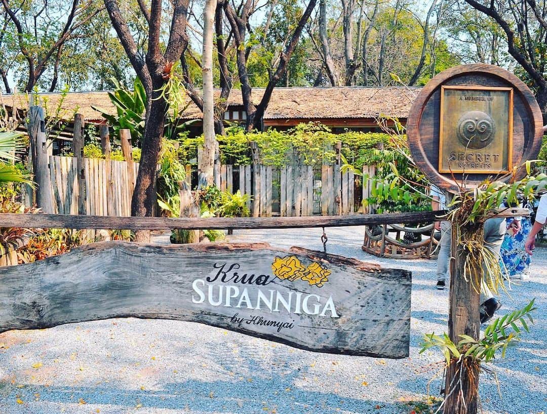 タイ国政府観光庁さんのインスタグラム写真 - (タイ国政府観光庁Instagram)「バンコクの大人気レストラングループ「スパンニガー」 @supannigagroup が運営する極上のブティックリゾート「スパンニガー・ホーム・ブティック・ハイダウェイ・リゾート」 @supannigahome をご紹介✨﻿ ﻿ 元々はオーナーの曾祖母の土地で一家が別荘として過ごしてきた場所で、コテージタイプの客室が３棟あります。スパンニガーグループらしく、併設するレストランで味わうことのできるタイ家庭料理は絶品ぞろい😋﻿ ﻿ #タイ #コーンケーン #スパンニガーホームブティックハイダウェイリゾート #ホテル #リゾートホテル #タイリゾート #ホテル好き #ホテル好きな人と繋がりたい #こんなタイ知らなかった #タイを知りつくす #タイ旅行 #旅好きな人と繋がりたい #旅行好きな人と繋がりたい #thailand #khonkaen #supannigahome  #hotel #boutiquehotel #amazingthailand #thailandtravel #thailandtrip #thai #thaistagram #lovethailand﻿ ﻿」5月19日 18時50分 - amazingthailandjp