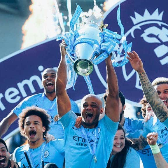 マンチェスター・シティFCさんのインスタグラム写真 - (マンチェスター・シティFCInstagram)「Leader. Legend. Champion! 🏆😍 #mancity」5月19日 18時52分 - mancity