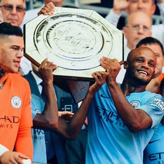 マンチェスター・シティFCさんのインスタグラム写真 - (マンチェスター・シティFCInstagram)「Leader. Legend. Champion! 🏆😍 #mancity」5月19日 18時52分 - mancity