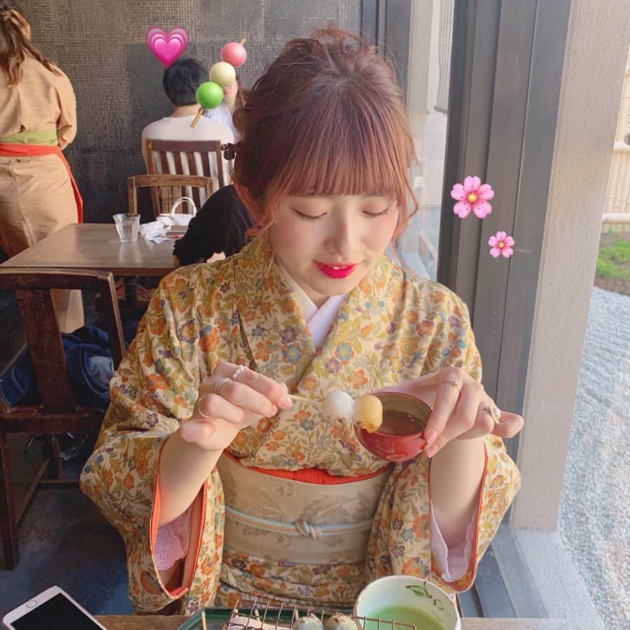 青木菜花さんのインスタグラム写真 - (青木菜花Instagram)「.﻿ .﻿ お団子だんだんだだんのだん🍡🍡🍡﻿ ﻿ 美味しいし可愛いし最高でした🤤﻿ .﻿ . #京都 #着物 #レトロ #京都観光 #嵐山 #着物ヘア #着物デート #着物女子 #可愛い #美味しい #お団子 #抹茶 #イクスカフェ嵐山本店 #イクスカフェ #インスタ映え #インスタ映えカフェ #instafood #instagood #instalike #l4l #なのかふぇ巡り」5月19日 18時54分 - nanoka_0711