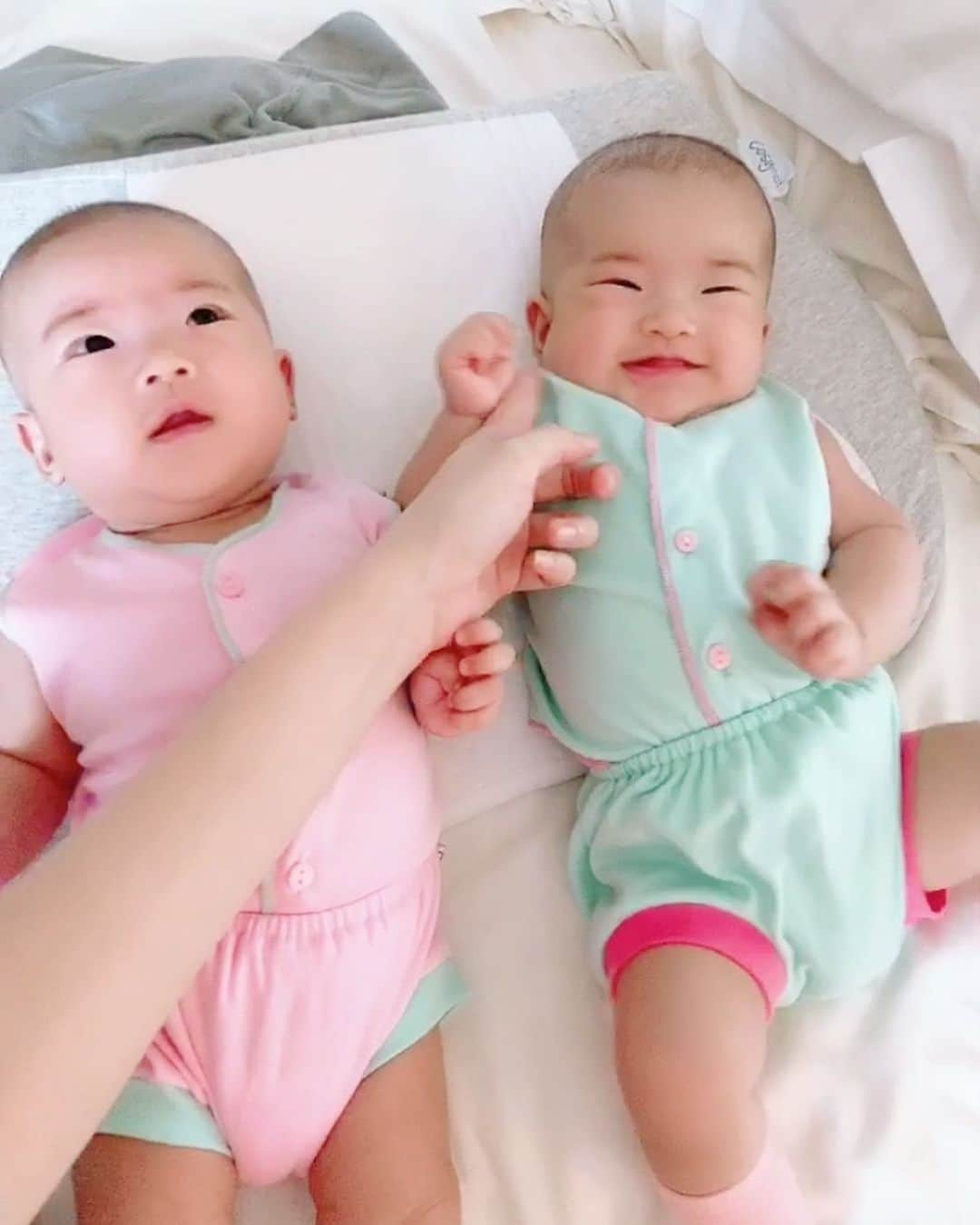 ジェシカ・ヤマダさんのインスタグラム写真 - (ジェシカ・ヤマダInstagram)「Akur2 yaa, Arwen & Arya @jessbebes 😻🙏 Swipe for video 🤣👉 . #jessbebes #13weeksold #twinbabies」5月19日 19時05分 - jessyamada