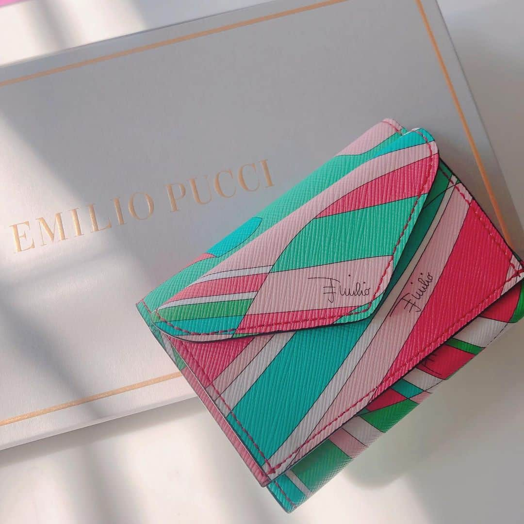 美香さんのインスタグラム写真 - (美香Instagram)「カワイスギル💗💚💗💚 #emiliopucci  #ミニ財布💕」5月19日 18時57分 - mikaofficial99