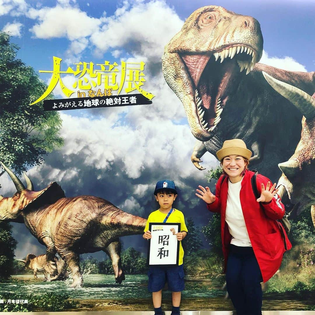 和田美枝さんのインスタグラム写真 - (和田美枝Instagram)「私の方がはしゃいでた🦖🦕🦖🦕🦖🦕w  #大恐竜展 #恐竜 #市川くん家の息子と #会った瞬間何か買ってぇ〜 #恐竜さん中で待ってるからまず先に中入ろかと謎の言葉を言う私 #中入ってビビりまくってたけど #何か買ってくれるのわかってるから足どり軽め #ロボットになる恐竜と沢山の恐竜が入ってる人形とで迷ってたから #2つとも買おかって言うたら #高いわ！！ #市川くんの教えはしっかりしてる #結果 #沢山の恐竜が入ってる人形がWIN #理由は #パパと遊べるから #可愛すぎる😭 #令和を持たず #昭和を待つ #人形で遊びたすぎて超スピードで帰って行った」5月19日 18時58分 - miewada