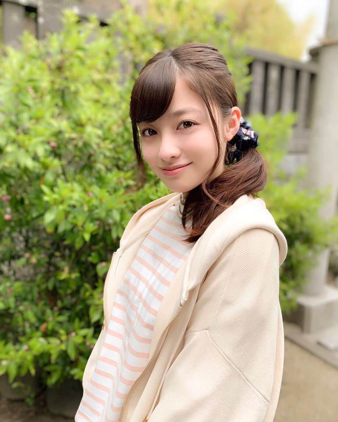 映画『午前0時、キスしに来てよ』のインスタグラム：「気持ちの良い5月晴れ☀️﻿ ﻿ 天気が良いのでお散歩に出掛けました！﻿ ﻿ 明日から学校なので予習します📖﻿ ﻿ 日奈々﻿ ﻿ #午後7時日奈々がお送りしました﻿ #午前0時キスしに来てよ﻿ #0キス #映画0キス﻿ #日奈々﻿ #橋本環奈」