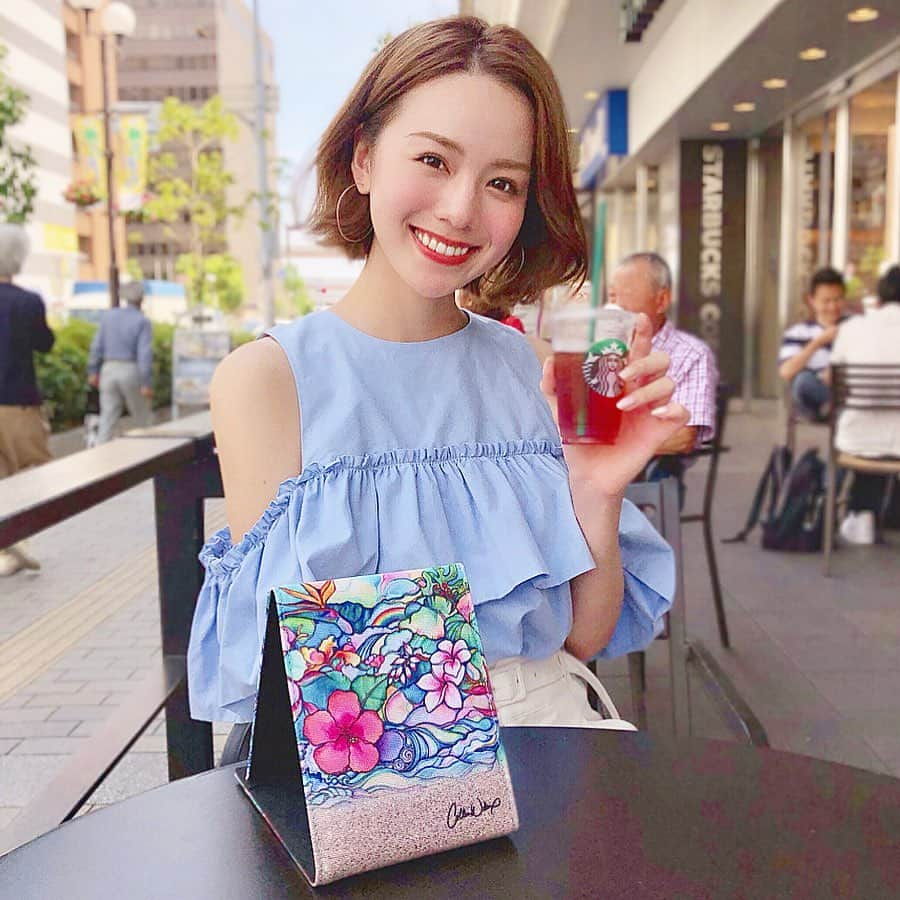 黒田真友香さんのインスタグラム写真 - (黒田真友香Instagram)「この時期のテラス席は最高に気持ちいい🥰  スタバで一番よく頼むのはキャラメルスチーマーのホットなんだけど、この季節は冷たいの何が美味しいかな〜？🥺甘いやつでおすすめありますか😍？？ ・ ・ このハワイ感溢れるミラーは @laleia_official のものです！こちらをデザインしたハワイのアーティストcolleen wilcoxさんが横浜桜木町コレットマーレのギャラリーで5月26日に来店イベントをするそう🥰 ・ またいつかハワイ行きたい🌺  #colleenwilcoxgallery @colleenwilcoxgallery_jp」5月19日 19時01分 - kurodamayukaxx