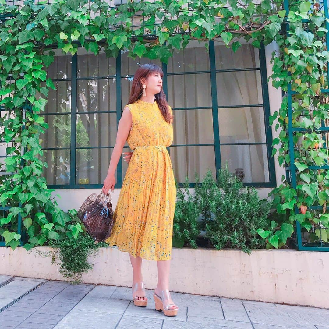 mii_stagramさんのインスタグラム写真 - (mii_stagramInstagram)「💛💛💛 ・ 日曜日(^ー^)お疲れ様でしたぁ〜♪ 左手が心霊写真風👻‪𐤔‪𐤔 ・ 一個前postの展示会コーデ👗✨ @joint_space さんの プレスルームに遊びに行った時 理想のワンピース😍💕って思った 🌷小花柄 ベルト付き プリーツワンピース🌷 ベルトを外してフンワリ着ても可愛い～🎶 ・ ・ @accommode さんの 展示会に行った時GETした👜 ★カットワーク ジュエリーバッグ★ カラーpvcをカットワーク加工 流行のプラスチックのランドリーバッグを イメージした遊び心ある可愛い👜は インナーバッグ付きなので安心👍💕 ・ 落ち着いたブラウンは品があって カジュアルにもエレガントにも持てちゃう✨✨ ・ ・ 👂🏻 @sweets.strawberryice.18 ・ ・ 👗↓↓↓ 品番→fch311-0260 @joint_space  @feerichelu #feerichelu #feerichelu_style ・ ・ #PR#fashion#coordinate#ファッション#コーデ#コーディネート#今日のコーデ#今日の服#夏コーデ #シンプルコーデ #きれいめコーデ#きれいめカジュアル#カジュアルコーデ#ハンドメイドピアス #ハンドメイドアクセサリー#大人可愛い#大人女子#40代コーデ #40代ファッション #リゾートファッション#ドレス#ワンピース#セレクトショップ#新作#バッグ#大人可愛い#大人女子#おしゃれさんと繋がりたい #インフルエンサー ✩ ⋆ ✩ ⋆ ✩ ⋆ ✩ ⋆ ✩﻿ ⋆ ✩ ⋆ ✩﻿ 見て下さった方 (*´︶`*)♡Thanks!💛💛💛💛💛💛」5月19日 19時04分 - miyuki.0419.karemari