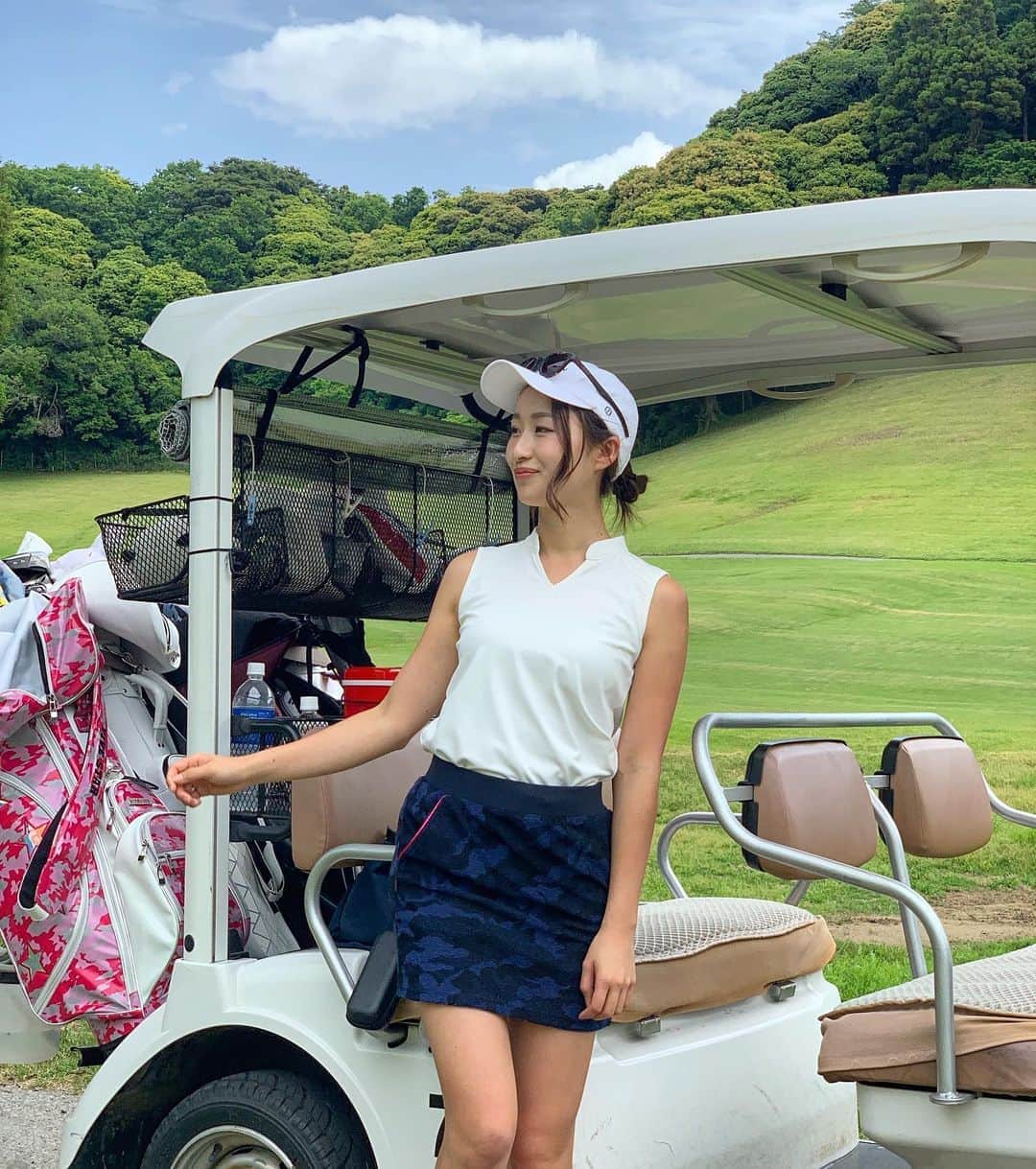 のインスタグラム：「- - 今日のウェア⛳️ サングラス @eyevol_official  キャップ @stellaspin_official  ノースリーブ @stellaspin_official  スカート @briefing_omotesando - 5/22新発売のノースリーブ着ました☺️❤️ - 虫が出てきたので @vividgolf で買った オーガニックの虫除けスプレー持ってきた🌱 - #ゴルフ女子 #ゴルフ男子 #ゴルフコーデ #スポーツ女子  #ゴルフウェア #スポーツ #golf #골프 #골프스타그램 #골프장 #라운드 #골프스윙 #골프사랑 #골프레슨 #아이언샷 #스크린골프 #드라이버샷 #골스타그램 #トレーニング #トレーニング女子 #筋トレ #筋トレ女子 #vividgolf #ビビゴルフ」