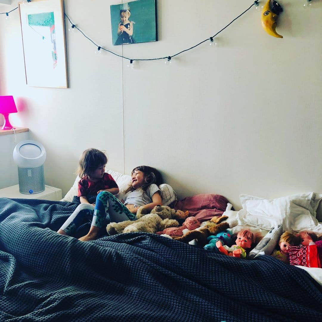 大桑マイミのインスタグラム：「ゆっくりなsunday morningの一コマ。  Dyson Pure Cool Me 使い始めました我が家。 お部屋の空気いつでもクリーン！ 気持ちが良い。サイズ感もよくて置き場にこまらない。 子供達も近くで遊ぶことが多いです。  空気は綺麗なので 窓の掃除しなきゃっ。(4枚目……窓にオイリーな手と顔をべったりつけて 喜んでる……) mama〜〜〜と叫んでいる〜〜〜 #dysonhome #dysonpurecool」