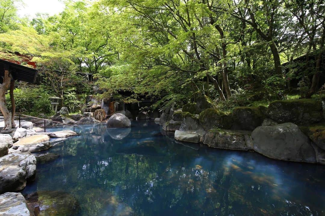 黒川温泉さんのインスタグラム写真 - (黒川温泉Instagram)「見渡すかぎり草木の緑が映える万緑のころ。びょうぶ岩露天風呂で季節を感じながらゆっくりと温泉を楽しめます（宿泊者専用）。 ﻿ 気候や時間帯によっては鉄分が酸化して、透明な湯がエメラルドグリーンの湯色に変化。黒川温泉でも珍しいにごり湯を楽しむことができます。﻿ ﻿ #黒川温泉 #南小国 #阿蘇 #露天風呂 #景観 #温泉 #旅館  #絶景 #湯巡り #里山 #温泉旅館 #純和風旅館 #温泉旅行  #温泉巡り #絶景露天風呂 #黒川荘 #kurokawaonsen #aso #hotsprings #ryokan  #japantrip #bestjapanspics  #Kurokawasou #onsen #Japanesestyleinn #superbviewhotspring #greatview  #awonderfulview #beautifuljapaneseculture  #mystichotsprings﻿ ﻿」5月19日 10時17分 - kurokawaonsen