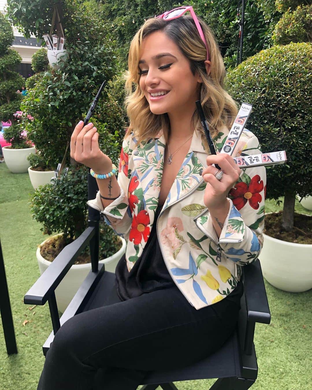 チャチー・ゴンザレスのインスタグラム：「Got my brows prepped for today’s #SoLASummerHouse party with the @nyxcosmetics Fill & Fluff Eyebrow Pomade Pencil! Had a blast dancing it out with everyone who came out 💃🏼#nyxcosmetics #ad」
