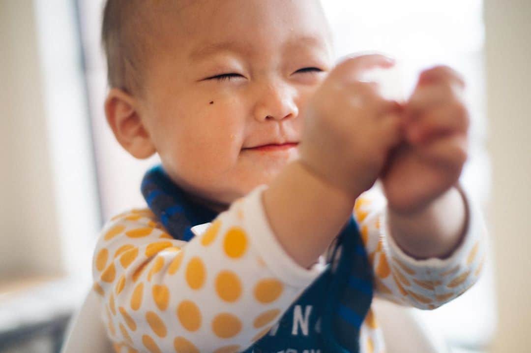 花盛友里のインスタグラム：「パチパチがブーム。  顔についてるのはホクロではなく何かしらのご飯。  #9months」