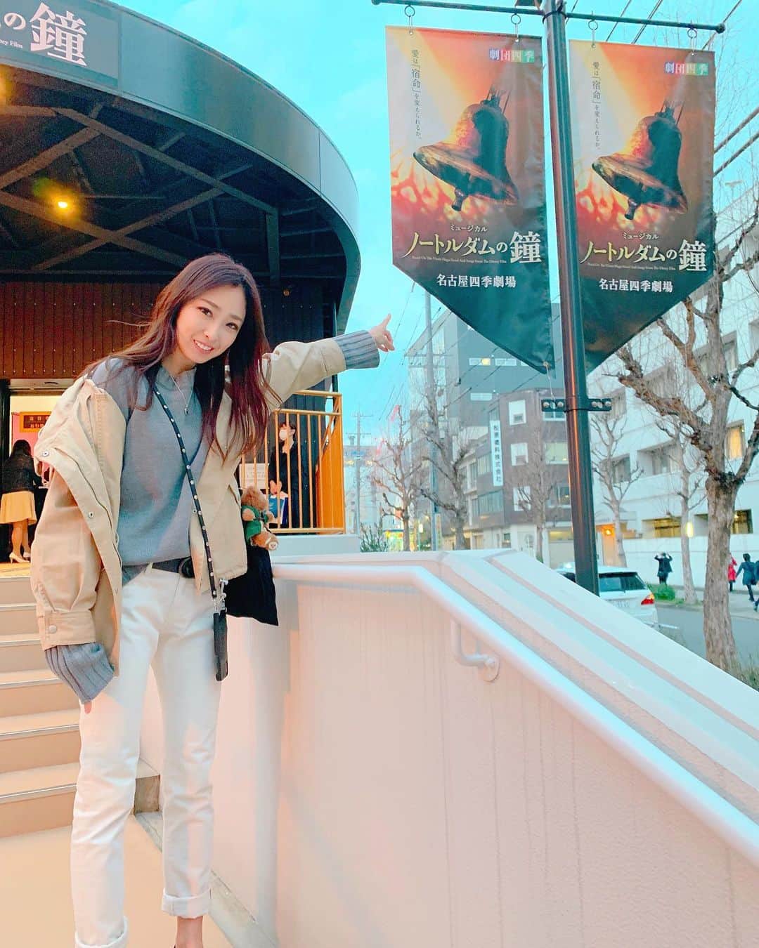 志摩夕里加のインスタグラム：「🔔🔔🔔🔔 （写真前のやつです） ㊗︎名古屋四季劇場 ノートルダムの鐘🎊千穐楽🎊 #おめでとうございます㊗️ ・ ・ #劇団四季 #ノートルダムの鐘 #千穐楽 #ナゴパリ」