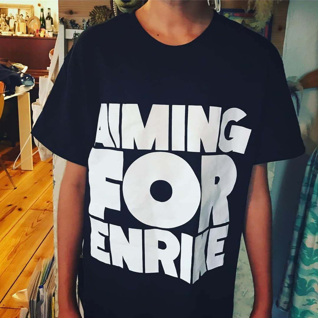 青木ロビンさんのインスタグラム写真 - (青木ロビンInstagram)「AIMING FOR ENRIKE のTシャツを着こなす息子。  #aimingforenrike #我が家のバンドT #青木家のバンドt」5月19日 10時27分 - aokirobin