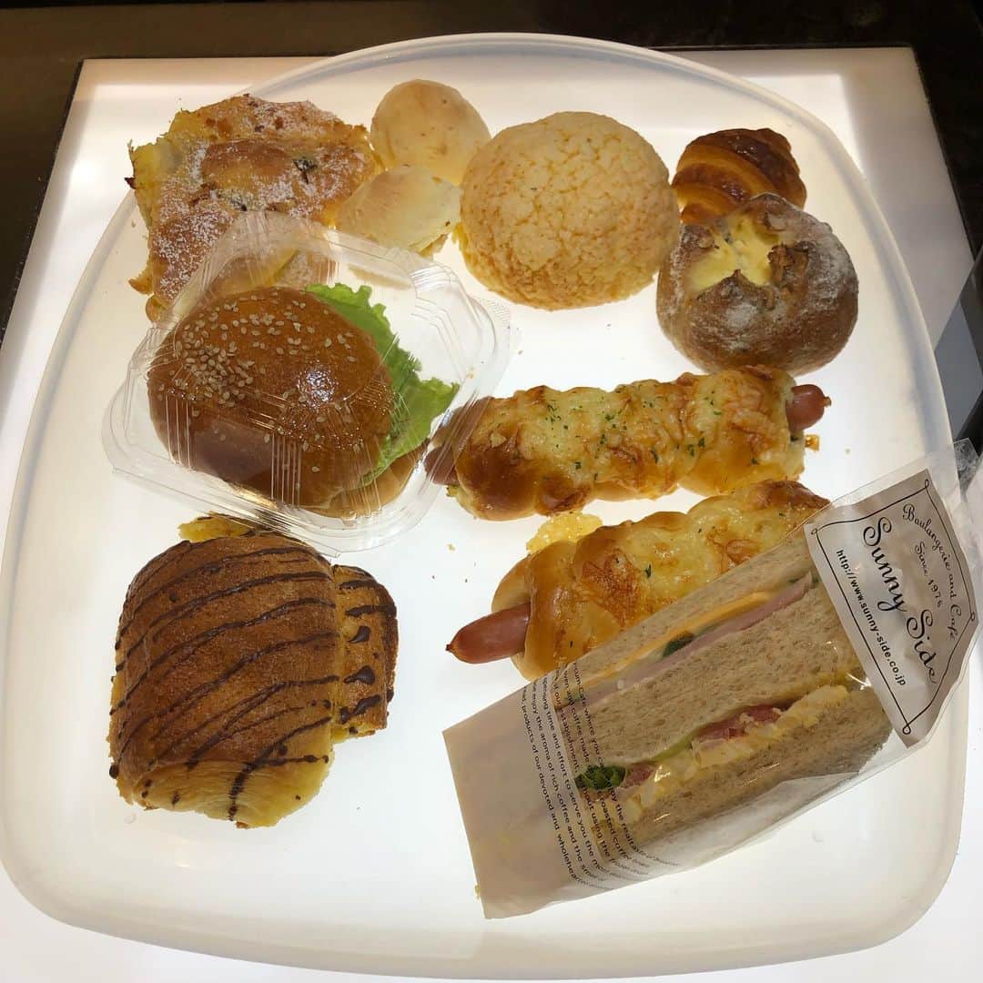 松川浩子さんのインスタグラム写真 - (松川浩子Instagram)「イマドキのパン屋さん  買いたいパンを トレーにのせて までは一緒だけど  そこから ライトの光るステージの上へ  そして スキャン！！ な、なんと近代的。  そしてその後のお会計も 横の機械で 人の手を介することなく、、、 ホカホカ出来立てのパンを たっぷり 頂きましたぁ。  #パン屋さん#スキャン#サニーサイド #千里#休日の昼下がり#コーヒーにたっぷりのミルクを淹れて」5月19日 10時32分 - hiroko_matsukawambs