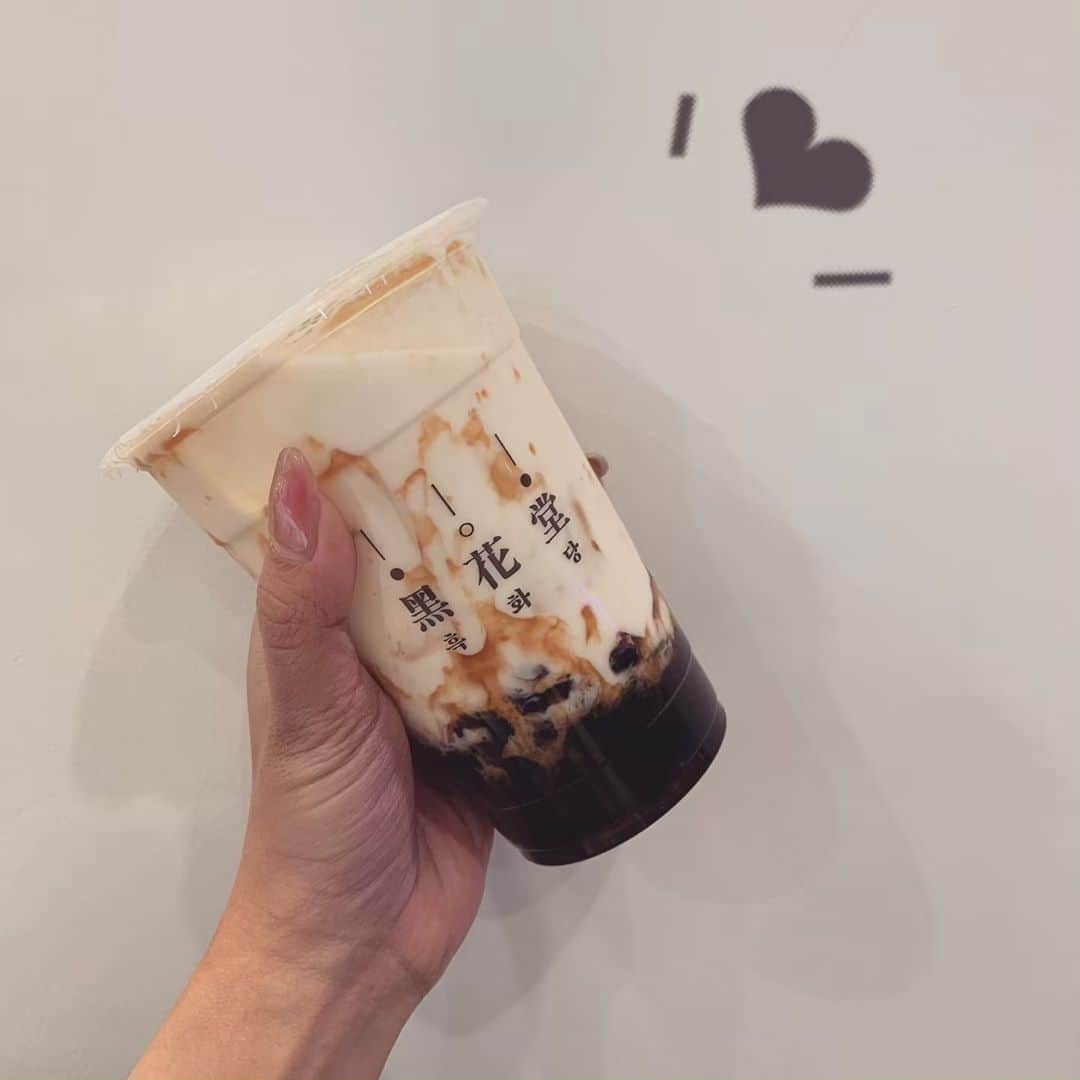 ななせ結衣のインスタグラム：「#韓国旅行記 🙋‍♂️💞 . . 韓国でも飲んだだいすきなたぴおか‪‪❤︎‬ . . 実は空港で着いた瞬間にごんちゃも 飲んでたけど🤭 . . 黒糖たっぷりで美味しかったけど ミルク感結構強かった🥺 . タピオカはおっきめでもちもちな感じ🙋‍♂️ 私が行ったのは弘大の店舗だったけど 明洞でも日本の新大久保にもあるみたいよ◎ . #黒花堂 #韓国 #韓国旅行  #韓国カフェ  #タピオカ #タピオカ巡り  #タピオカグラム #黑花堂  #한국 #한국여행 #trip #fashion #makeup #cosme #作品撮り #被写体  #被写体モデル  #gravureidol #photography #portrait  #팔로우 #수영복 #얼스타그램  #알라뷰  #패션스타그램  #likeforlike  #可爱  #followme #作品撮りモデル #作品撮り」