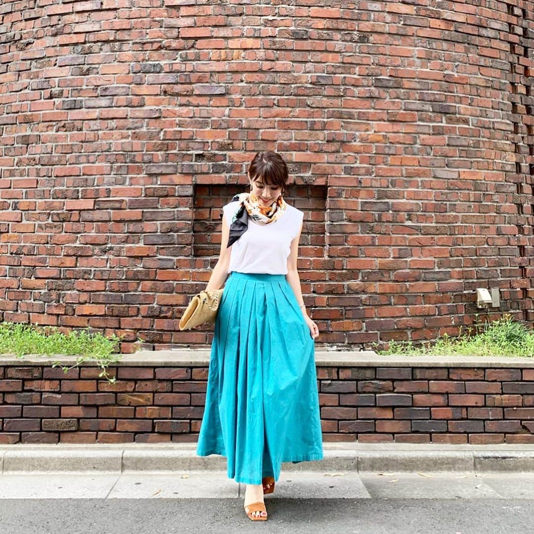 吉田美紀さんのインスタグラム写真 - (吉田美紀Instagram)「・ コーディネート☘ ・ さらっとはけるロングスカートはカラフルな展開。 足さばきがいいスカートは ぺたんこサンダルにもスニーカーにも🆗 ・ tops→#whimgazette  skirt→#lialapg bag→#helenkaminski  scarf→#manipuri ・ #coordinate #outfit #ootd #look #style #fashion #wardrobe #instagood #instafashion #scarf #ママコーデ #ママコーディネート #ママファッション #ファッション #コーディネート #スカーフ」5月19日 10時40分 - miki__yoshida