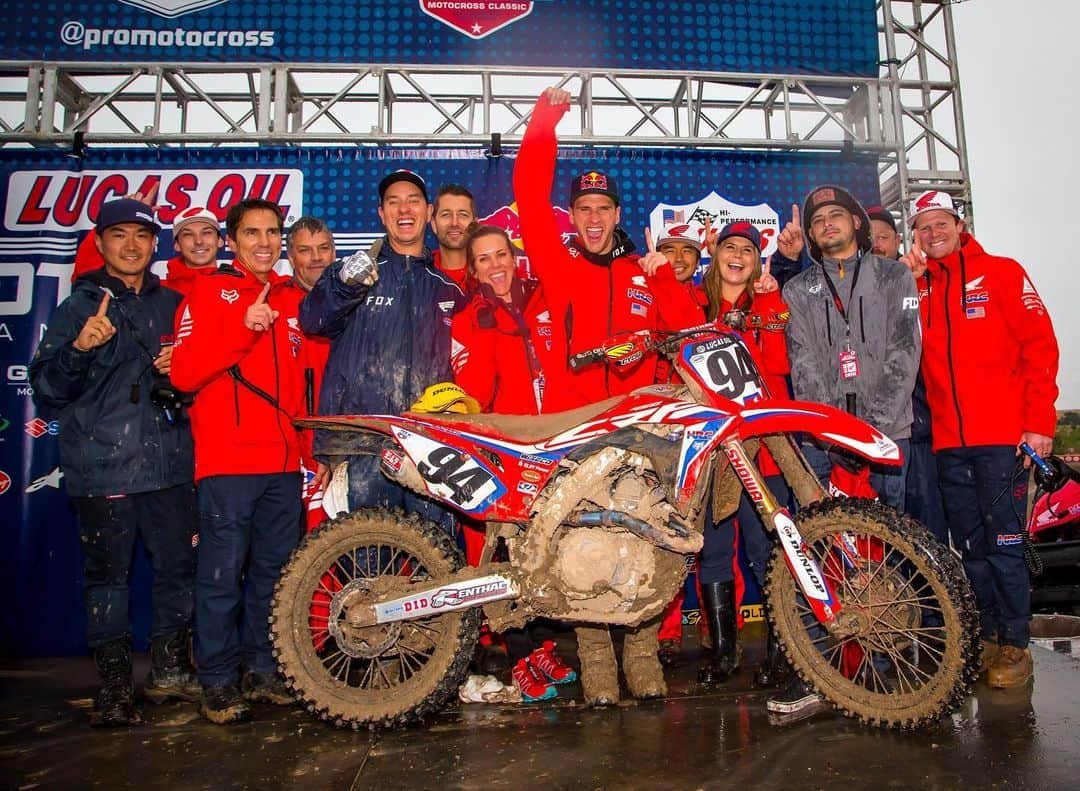 ケン・ロックゼンさんのインスタグラム写真 - (ケン・ロックゼンInstagram)「The smiles say it all! 🏆 It took us 854 days to get an overall W!  @honda_powersports_us @redbull @foxracing @canyon @stancesocks @breitling @goartofsport  We have accomplished what most people said was impossible. To be continued...」5月19日 10時43分 - kenroczen94