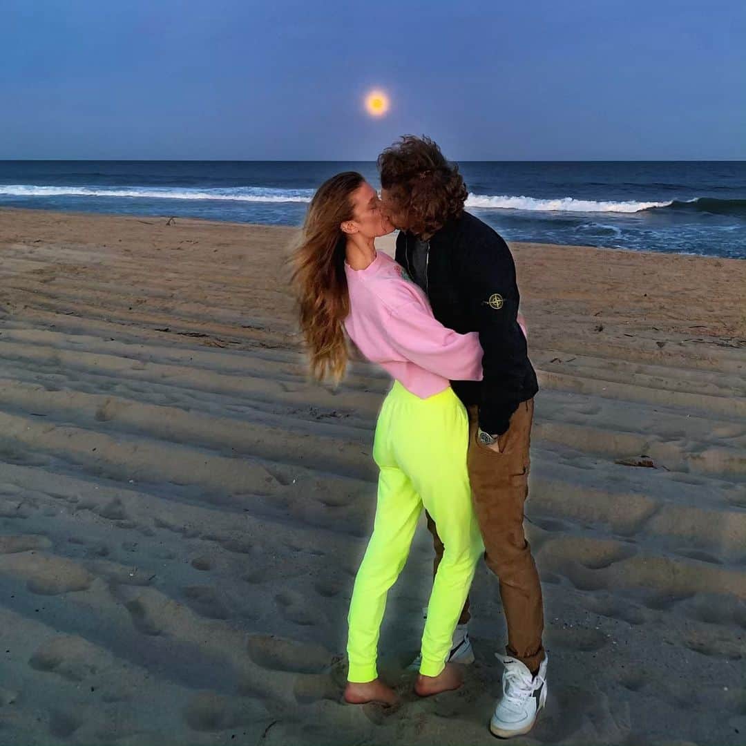 ニーナ・アグダルのインスタグラム：「❤️ to the 🌙 and back.」