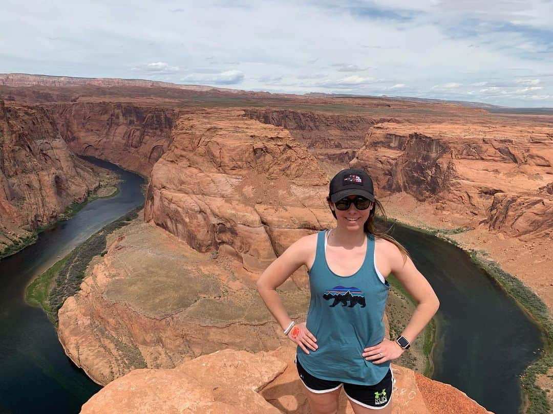 キミー・マイズナーさんのインスタグラム写真 - (キミー・マイズナーInstagram)「Antelope Canyon ✅ Horseshoe Bend ✅ Monument Valley ✅ Swipe for a re-enactment by Josh of where Forrest Gump ended his cross country run 😂 . . . #hiking #utah #nationalparks #antelopecanyon #horseshoebend #monumentvalley #forrestgump #honeymooning」5月19日 10時56分 - kmeiz12