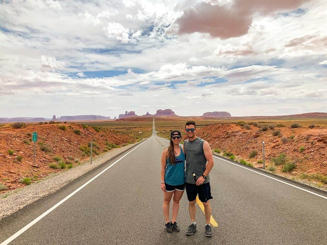 キミー・マイズナーさんのインスタグラム写真 - (キミー・マイズナーInstagram)「Antelope Canyon ✅ Horseshoe Bend ✅ Monument Valley ✅ Swipe for a re-enactment by Josh of where Forrest Gump ended his cross country run 😂 . . . #hiking #utah #nationalparks #antelopecanyon #horseshoebend #monumentvalley #forrestgump #honeymooning」5月19日 10時56分 - kmeiz12