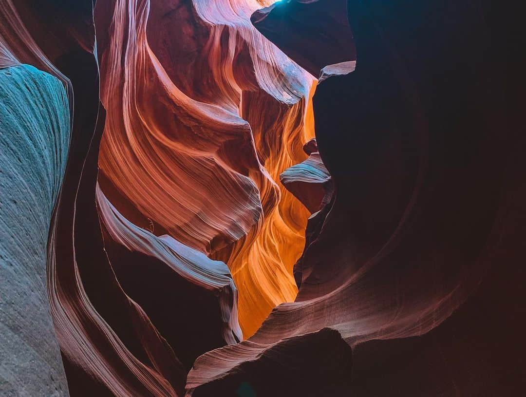 キミー・マイズナーさんのインスタグラム写真 - (キミー・マイズナーInstagram)「Antelope Canyon ✅ Horseshoe Bend ✅ Monument Valley ✅ Swipe for a re-enactment by Josh of where Forrest Gump ended his cross country run 😂 . . . #hiking #utah #nationalparks #antelopecanyon #horseshoebend #monumentvalley #forrestgump #honeymooning」5月19日 10時56分 - kmeiz12