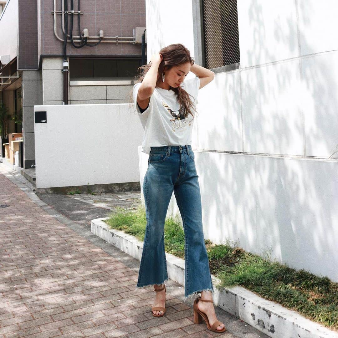 Ungrid staff snapさんのインスタグラム写真 - (Ungrid staff snapInstagram)「. "西宮ガーデン店 @shop_ungrid_aya 163cm" . ストレッチが効いたデニム生地を使用したフレアデニム👖全体的にウォッシュ加工を施し、夏にあわせたいブルーカラーに仕上がり！！裾部分には大胆なダメージ加工を施し足首が少し見える設定にし少しの抜け感を演出✌🏻ショートTeeやニットキャミなどの合わせが相性◎✨ . #ダメージフレアストレッチデニム 24インチ ¥17,280(tax in) . #イーグルプリントショートTee オフホワイト ¥4,320(tax in) . @ungrid_staffsnap アイテムの詳細は画像のタグ🏷をチェック✔︎ . #ungrid #ungrid_staffsnap #code #styling #ungriddenim #denim #summer #spring #Tシャツ #コーデ  #春 #夏 #スタッフ #スタイリング #デニム #サンダル」5月19日 10時48分 - ungrid_staffsnap