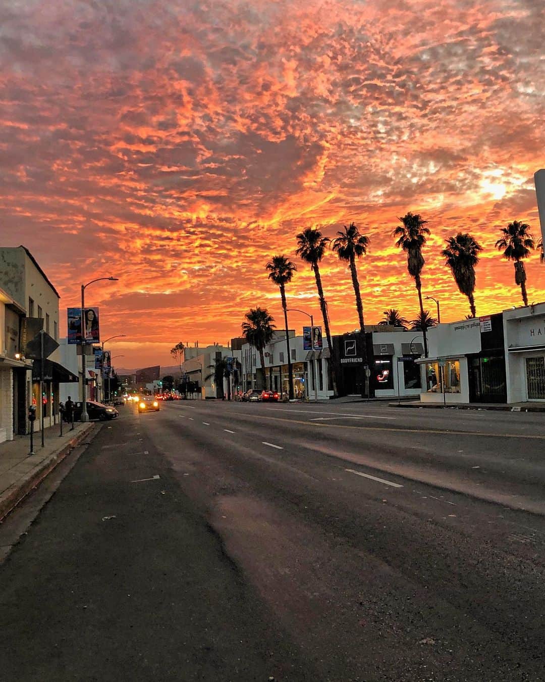 scottlippsさんのインスタグラム写真 - (scottlippsInstagram)「Sunsets in the city of angels... and a great time  today at @eeeeeatscon @infatuation @infatuation_la #sunsets #california」5月19日 10時52分 - scottlipps