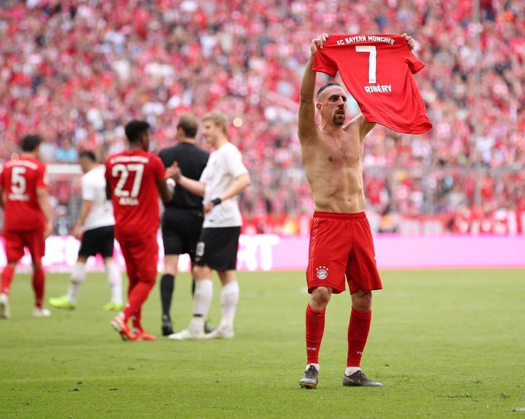 Goal Japanさんのインスタグラム写真 - (Goal JapanInstagram)「. ＼Bayern Munich Legends🇳🇱🇧🇷🇫🇷／ フランクフルト戦の前には退団が決まった #ロッベン と #ラフィーニャ、#リベリ のセレモニーを実施👏 さらに“ロベリー”はアベック弾を記録⚽️⚽️ (Photo:Adam Pretty, Alexander Hassenstein/Bongarts/Getty Images) . #soccer #football #bundesliga #bayernmunich #bayern #arjenrobben #rafinha #franckribery #サッカー #フットボール #バイエルン #⚽️」5月19日 10時53分 - goaljapan