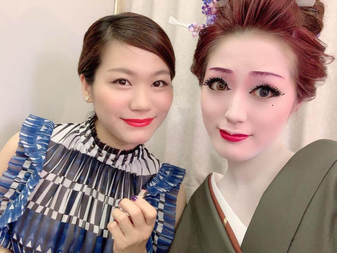 五月千和加さんのインスタグラム写真 - (五月千和加Instagram)「. スワンちゃん @swandesu いつもステキな歌声♪ありがとう😘💕 たくさんのお客様ともご挨拶できて嬉しく思いました〜❤️ また来年！千葉公演あります！ 2020年5月16日(土)💕💕💕 . #日本舞踊 #日本舞踊家 #ミュージカル #ミュージカル俳優 #歌 #musical #singer #japanese #japanesegirl #japanesedance #dancer #japanesedancer #kimono #traditional #professional #makeup #千葉県 #市原市 #着物 #舞台化粧 #舞台衣装 #幼馴染」5月19日 11時19分 - satsuki_senwaka