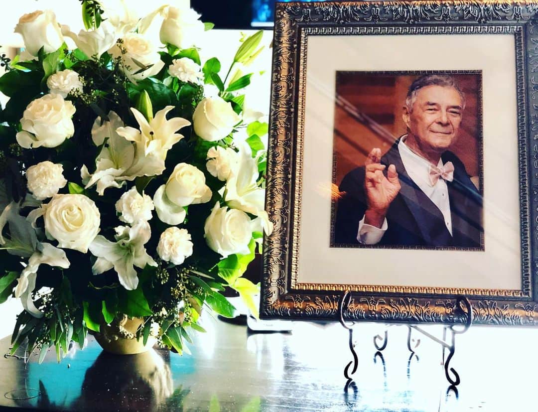 のインスタグラム：「An unconventional memorial for an unconventional Man. I love you Daddy, You will always be with me, in mind, heart and Spirit.  I know your love will morph into an omnipresent feeling of guidance.  God gave us memory, so that we can have roses in December. 😭🙏🏼❤️ #ripPapí #chuckindueces」
