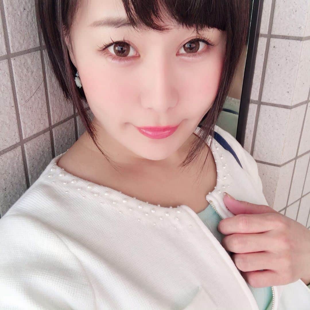 明里ともかのインスタグラム：「白はあかりんのイメージカラーです！ （ツイッターの投票で決めていただきました💓） #明里ともか」