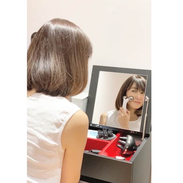 前田ゆかのインスタグラム：「グゥッーーと。引き上げて顔の筋肉に刺激を与え鍛えてるところ😌  先日ヤーマンから美顔器による フェイス専門 トレーニングをレクチャーする 「Face Life Lesson」スタジオが 銀座にオープンしたので体験してきました！  スタジオでは専門のトレーナーの方による美顔器を使った 「美人づくりメソッド」 自分自身で 美しさを手に入れるジム感覚のレッスンです。  頭皮マッサージから入り表情筋を ちょっとの刺激で鍛えることで 顔の下半顔が確かにすっきり✨  @yaman.official  ヤーマンキラリトギンザ店で取り扱っている全ての美顔器が使用できて、 まだ美顔器を持ってないけれど試してみたい方、 大切な予定の前に顔の印象を即アップさせたいといった駆け込み需要にもしっかりと応えてくれます。  ここでしかできない体験を、 ぜひ！  ヤーマン キラリトギンザ3F 専門サイトにて予約受付  #ヤーマン #YAMAN #キラリトギンザ #GINZA #銀座 #美顔ローラー #美容ローラー #美顔器 #EMS #マイクロカレント #美容機器 #美容家電 #フェイスケア #表情筋トレーニング #BEAUTY #health  #たるみ防止」